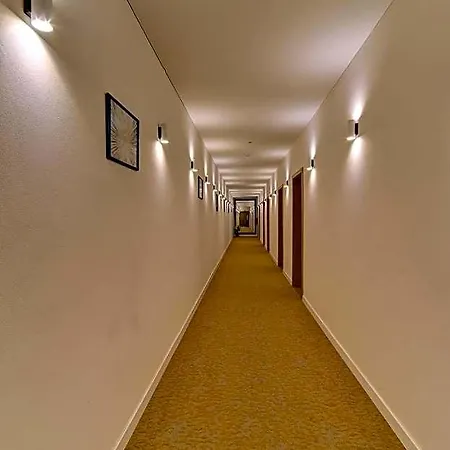 Bílý Páv 3*